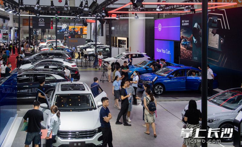 2022湖南車展人流如織,，熱度不減。長(zhǎng)沙晚報(bào)全媒體記者 鄒麟 攝