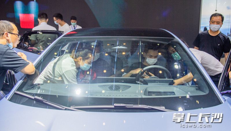 2022湖南車展比亞迪新車型海豹受到大家的青睞,。長(zhǎng)沙晚報(bào)全媒體記者 鄒麟 攝