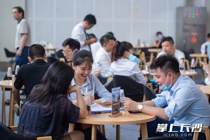 洽談區(qū)，銷售人員忙得不亦樂乎,，現(xiàn)場(chǎng)訂單不斷,。長(zhǎng)沙晚報(bào)全媒體記者 鄒麟 攝