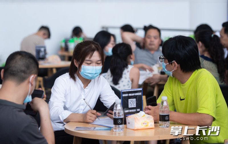 洽談區(qū),，銷售人員正在與客戶交流。長(zhǎng)沙晚報(bào)全媒體記者 鄒麟 攝