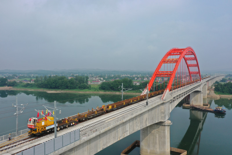 7月18日,，常益長鐵路鋪軌施工順利到達(dá)資水特大橋,，標(biāo)志著項(xiàng)目施工又順利實(shí)現(xiàn)一個節(jié)點(diǎn)目標(biāo)。均為長沙晚報全媒體記者 陳煥明 通訊員 孟健 攝影報道