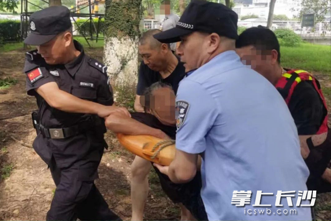 警民合力將老人拉上岸,。通訊員供圖