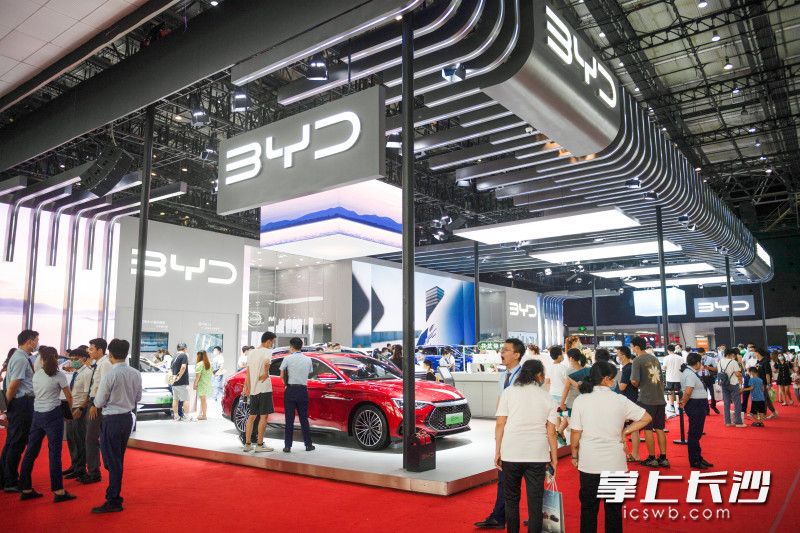 2022湖南車展比亞迪展區(qū)受到大家的青睞。長沙晚報全媒體記者 鄒麟 攝