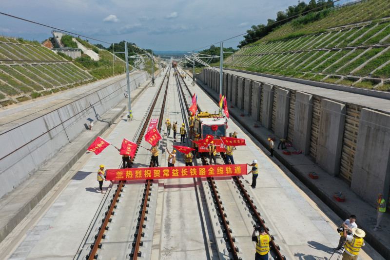 7月23日，在益陽市桃江縣常益長高鐵關(guān)山村大橋長沙方向的路基上,，常益長高鐵全線軌道貫通,。均為長沙晚報全媒體記者 陳煥明 通訊員 孟健  李馳 攝影報道