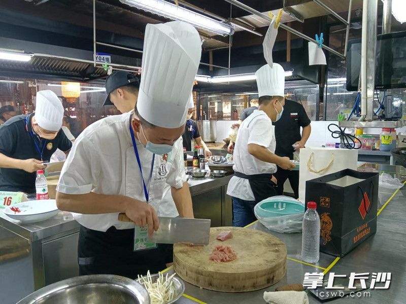 食不厭精，膾不厭細(xì),。廚師們刀功了得,。均為長沙晚報全媒體記者 王斌 攝