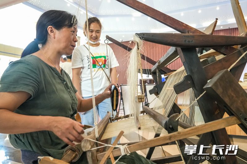 非遺傳人在展示瀏陽夏布的制作流程,。均為長沙晚報全媒體記者 陳飛 攝