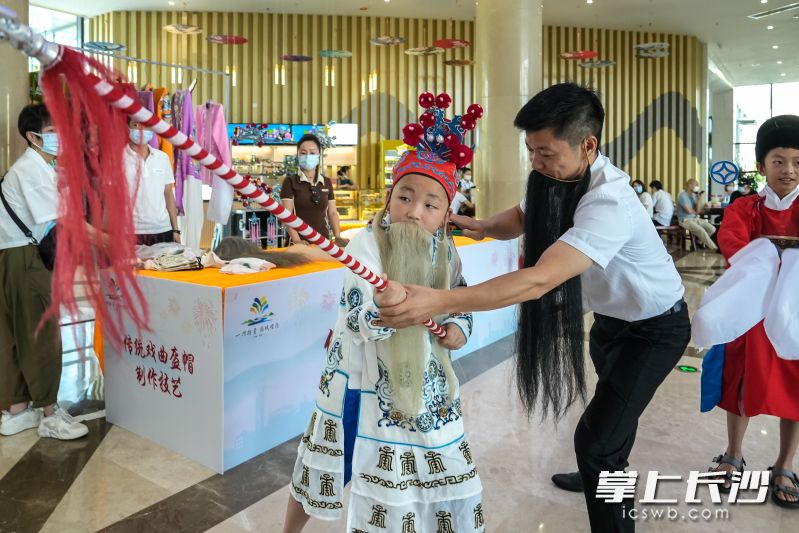 孩子們穿上戲服,，感受瀏陽花鼓戲魅力。