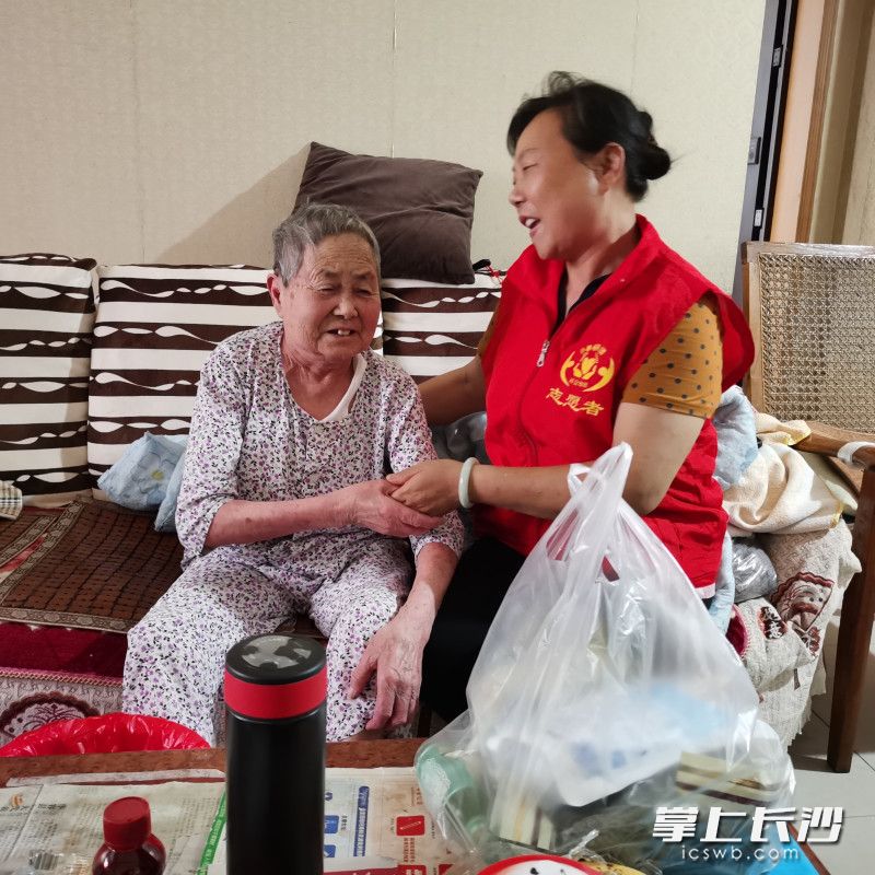 小春幫幫團(tuán)志愿者為劉娭毑送上防暑物資,。長沙晚報全媒體記者 王斌 攝