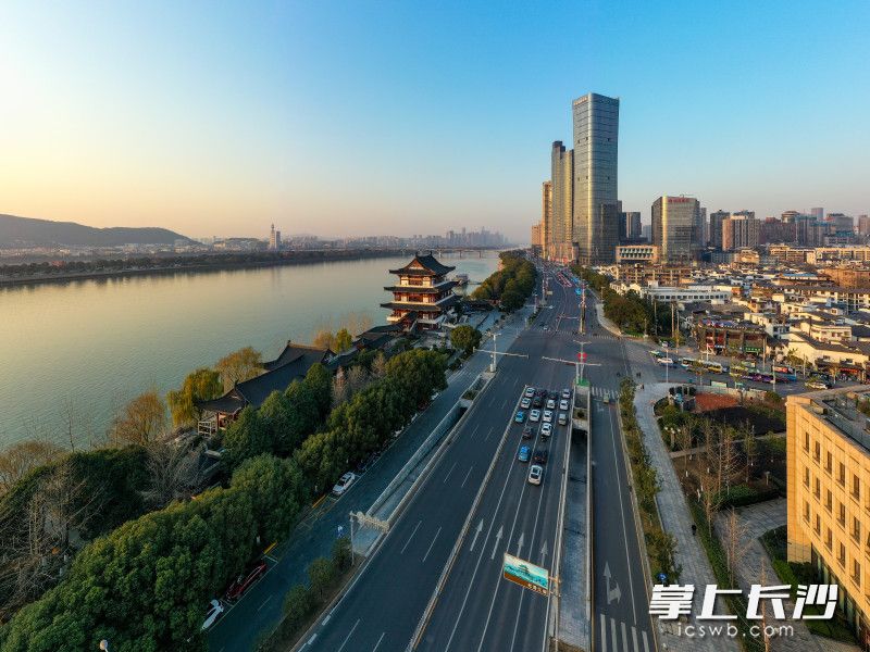 “天心藍(lán)”與湘江碧水相映成趣。長(zhǎng)沙晚報(bào)全媒體 陳飛 攝