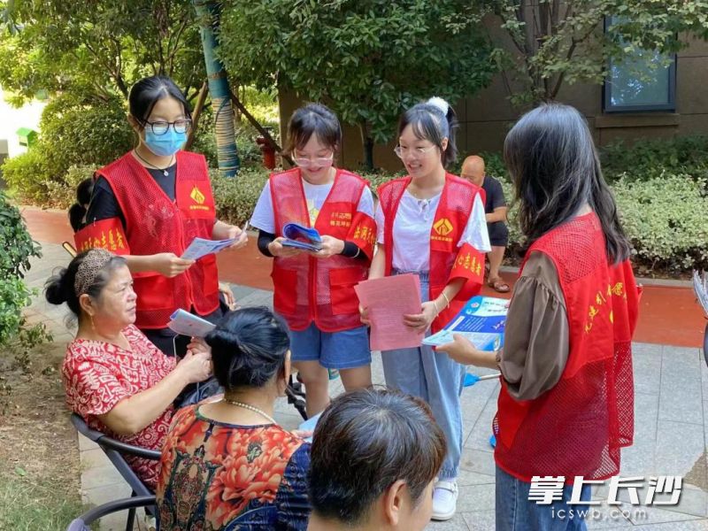 今日，天心區(qū)司法局桂花坪司法所聯(lián)合轄區(qū)大學(xué)生志愿者開展送法進(jìn)社區(qū)活動(dòng),。   通訊員供圖