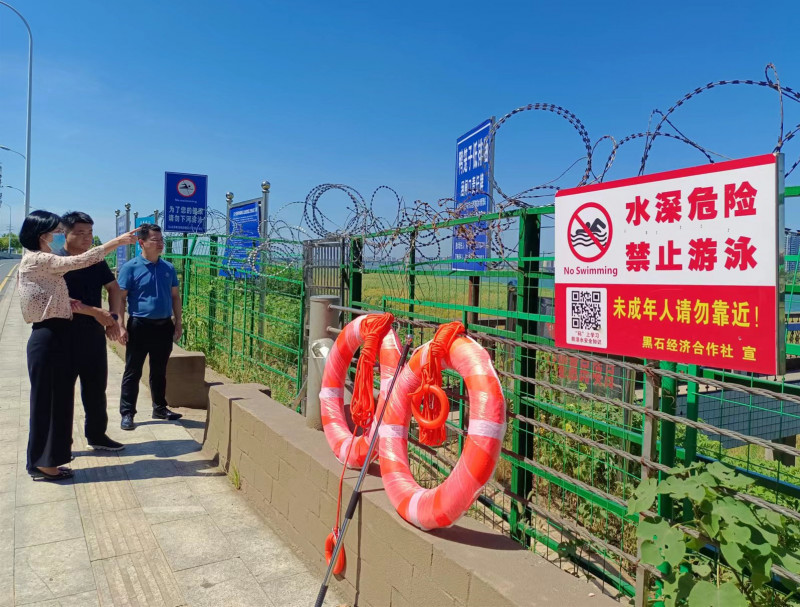 黑石鋪街道在湘江邊設(shè)立了多處防溺水安全警示牌,，配備了救生設(shè)施。