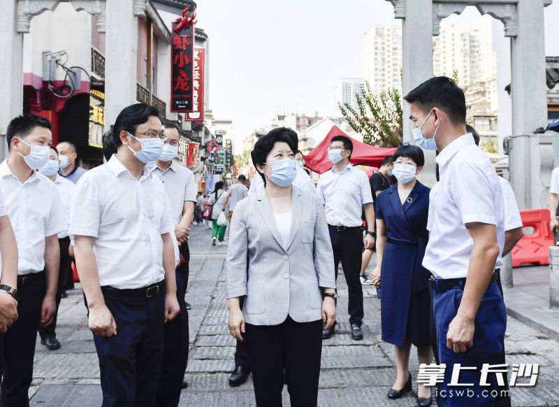 吳桂英在天心區(qū)太平老街檢查督導(dǎo)疫情防控和安全生產(chǎn)工作,。