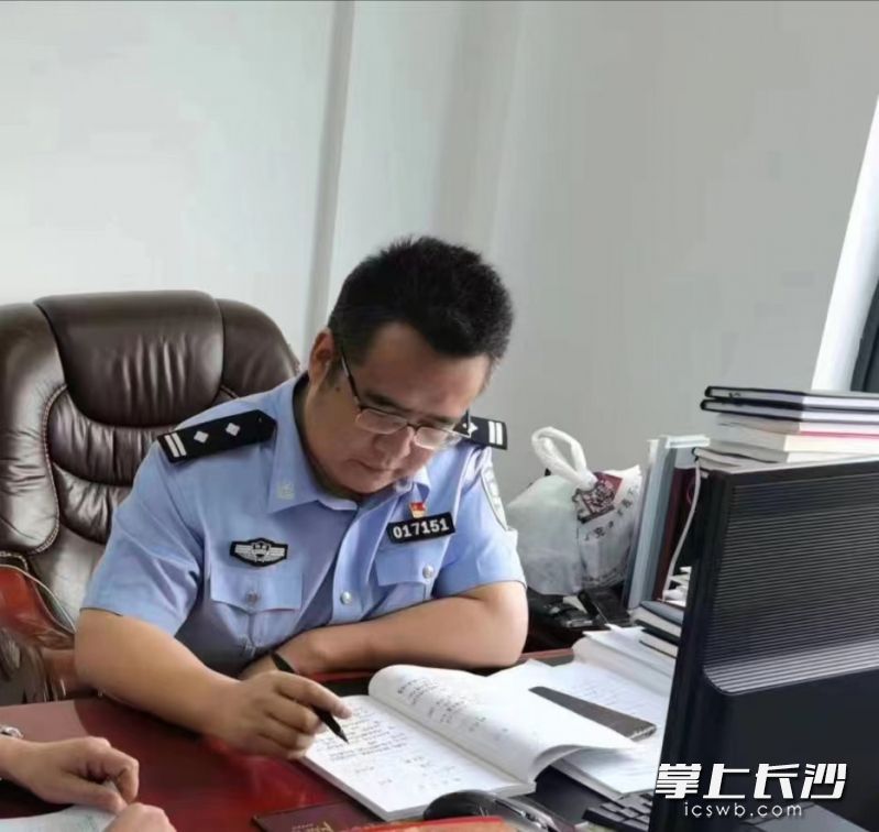 唐強生前辦公照片,。 長沙晚報通訊員 江旭 供圖