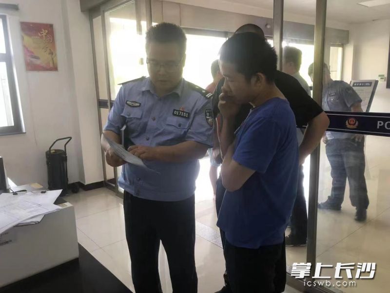 唐強（左一）生前在派出所調解群眾糾紛,。   長沙晚報通訊員 江旭 供圖