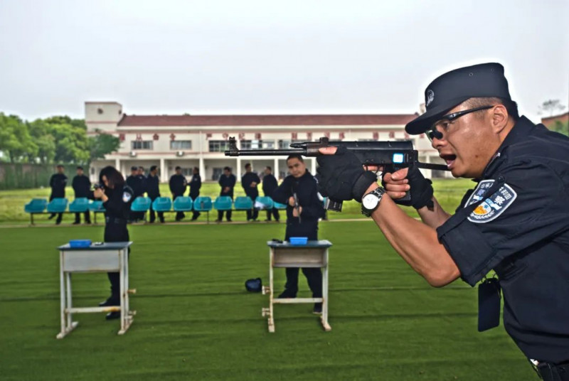 羅豐年在教其他警員使用槍械,。 均為長(zhǎng)沙市公安局供圖