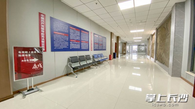 長沙縣人民法院如今還設(shè)立有數(shù)個引導(dǎo)展板,，上面寫著《底線》劇組拍攝地。長沙晚報全媒體記者 馮啟陽 攝