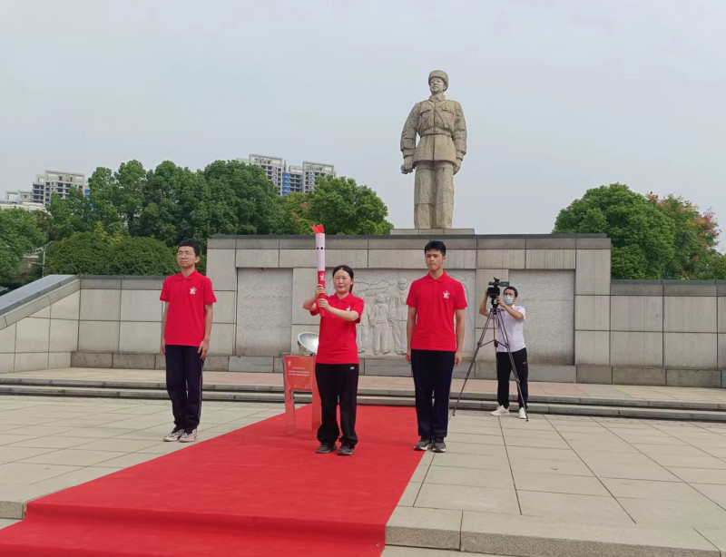 周美玲為首屆“雷小鋒”超級(jí)運(yùn)動(dòng)會(huì)采下第一縷火種,。