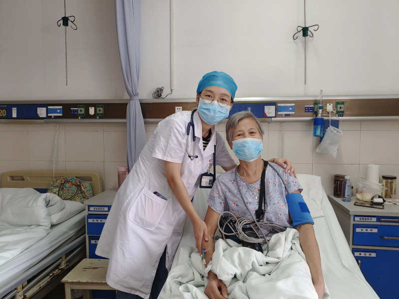 屈雅嫻和康復(fù)中的廉幼芳老人,。   長(zhǎng)沙晚報(bào)通訊員 朱文青 攝