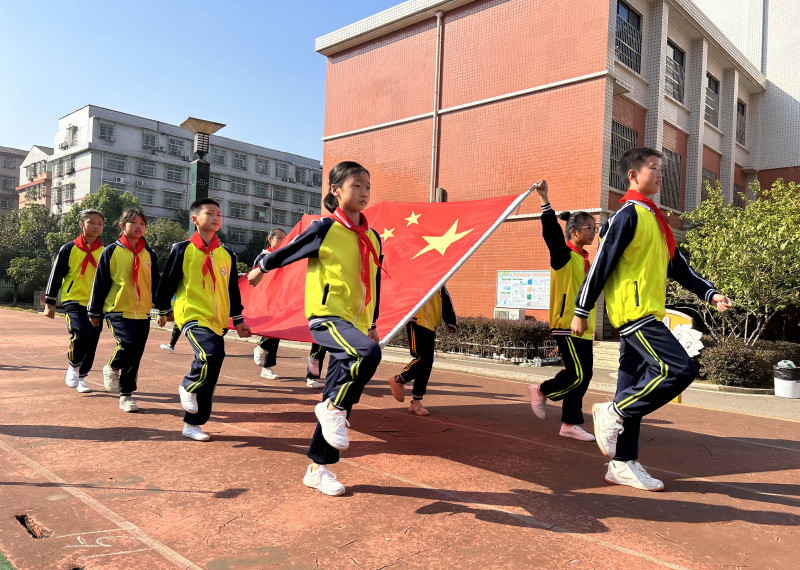 開幕式上,，國旗隊(duì)隊(duì)員邁著整齊的步伐入場。均為學(xué)校供圖