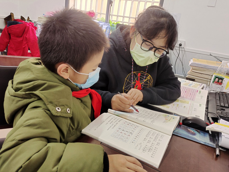 小宇復(fù)課后,，李媛老師利用課余時(shí)間幫小宇把落下的課程補(bǔ)上,。學(xué)校供圖
