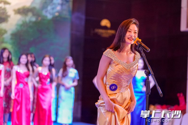選手們?cè)谕平榧亦l(xiāng)旅游資源,。