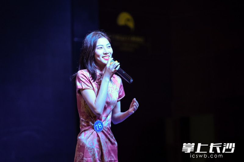 選手們?cè)谕平榧亦l(xiāng)旅游資源,。
