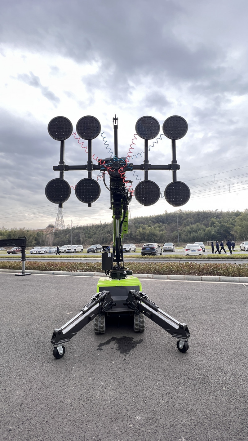 “電動玻璃安裝精靈”豐富了高空作業(yè)機械家族的型譜,。  長沙晚報全媒體記者  周輝霞 攝