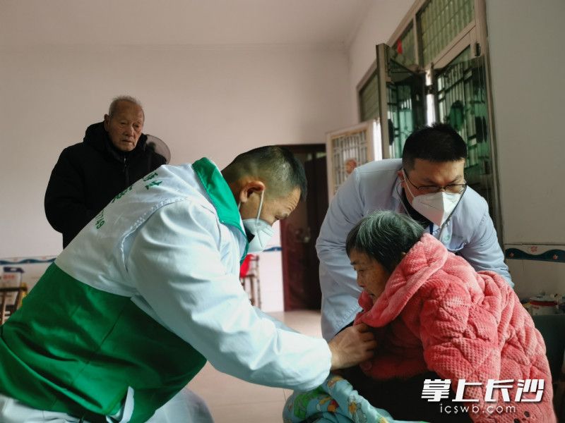 曾海濤和許興村衛(wèi)生室的醫(yī)生一起,，進(jìn)村入戶為基礎(chǔ)疾病控制不佳的村民調(diào)整治療方案,。  長(zhǎng)沙晚報(bào)記者 彭放 攝