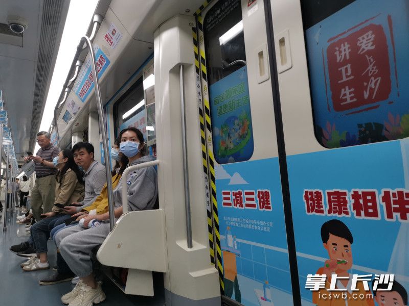 全省首趟愛國衛(wèi)生主題地鐵專列在長沙地鐵2號線上線,。    均為長沙晚報全媒體記者 彭放 攝