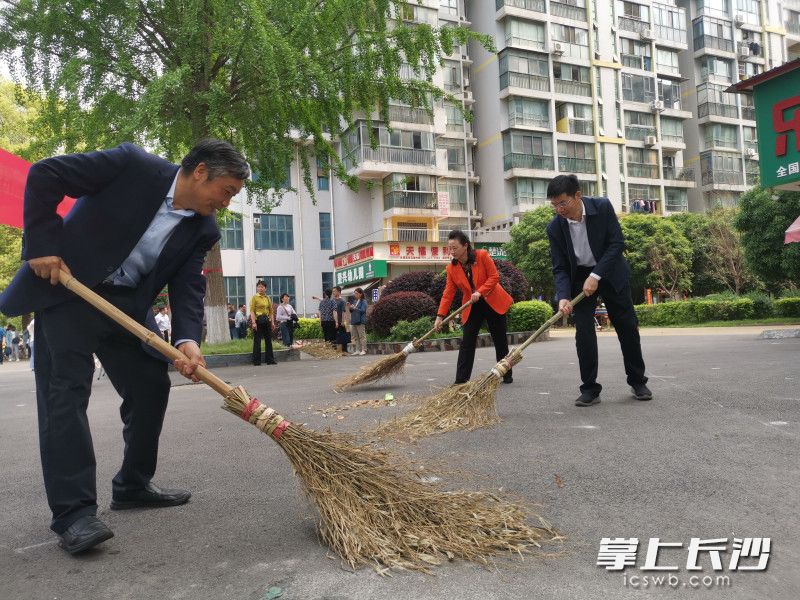 大家一起參與愛國衛(wèi)生大掃除,。