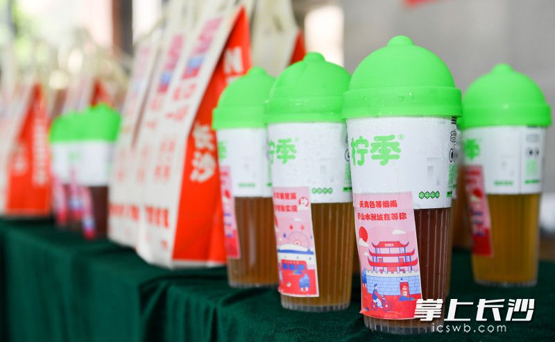 “天青色等煙雨,，山水洲城在等你”,。