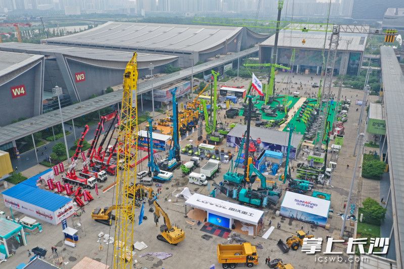 2023年舉辦的第三屆長沙國際工程機械展吸引了全球眾多工程機械企業(yè)參加。 長沙晚報全媒體記者 王志偉 攝