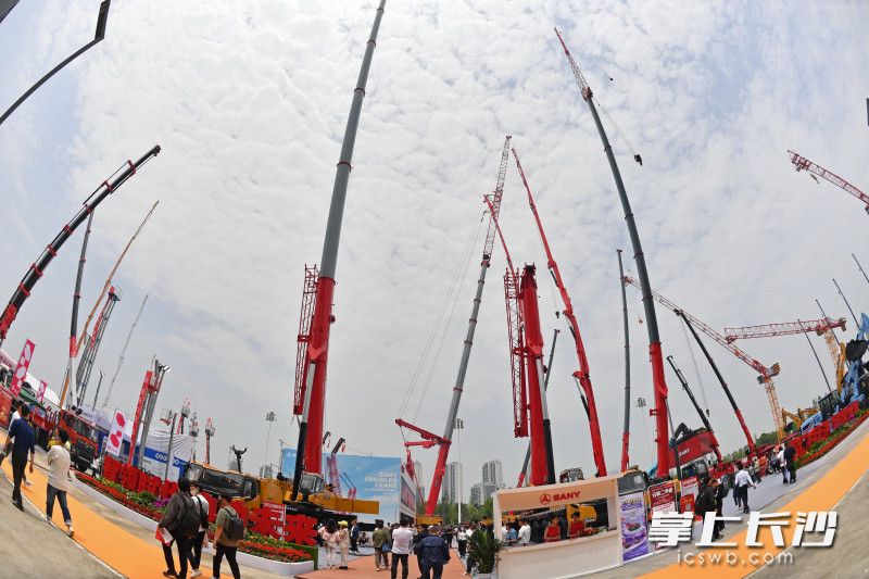 2023年舉辦的第三屆長沙國際工程機械展吸引了全球眾多工程機械企業(yè)參加,。 長沙晚報全媒體記者 王志偉 攝