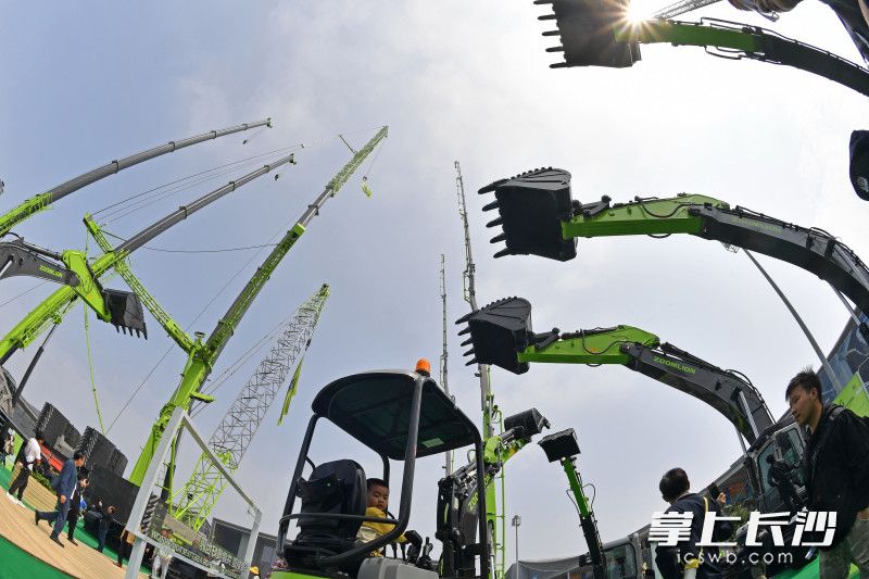 2023年舉辦的第三屆長沙國際工程機械展吸引了全球眾多工程機械企業(yè)參加。 長沙晚報全媒體記者 王志偉 攝