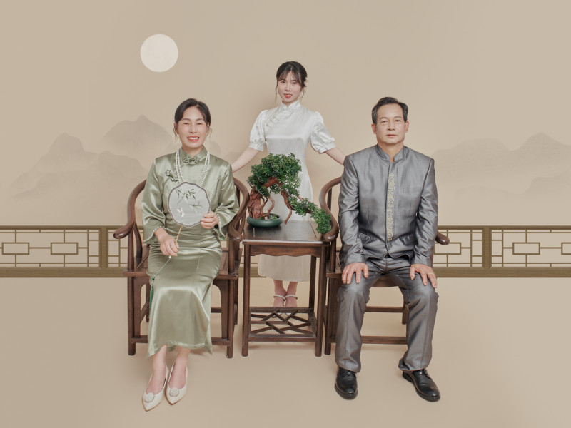 李勝梅一家。