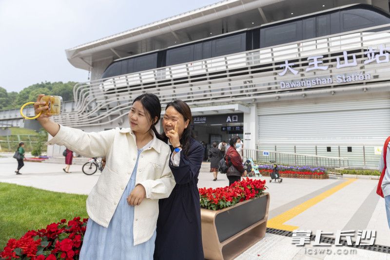 熊娟和媽媽在云巴大王山站前合影,。均為長(zhǎng)沙晚報(bào)全媒體記者 郭雨滴 攝