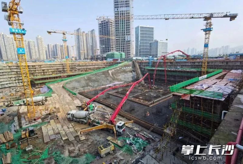 三一泵車在金茂梅溪大廈項目建設(shè)現(xiàn)場大展身手,。  長沙晚報通訊員 黃艷 供圖
