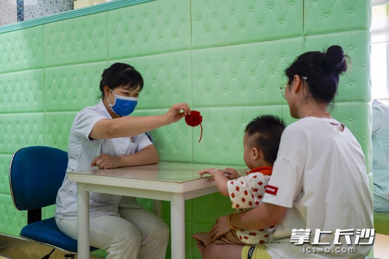 長(zhǎng)沙市婦幼保健院兒童保健中心的醫(yī)生對(duì)前來做檢查寶寶進(jìn)行身體檢查,。均為長(zhǎng)沙晚報(bào)全媒體記者 馮啟陽攝