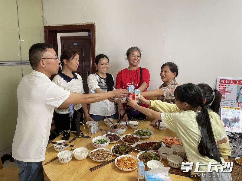 中秋節(jié)中午,，雷武澤全家與另外三個尋親家庭共度節(jié)日、分享祝福,。圖片均為長沙晚報全媒體記者 張洋子 周數(shù)邑 攝