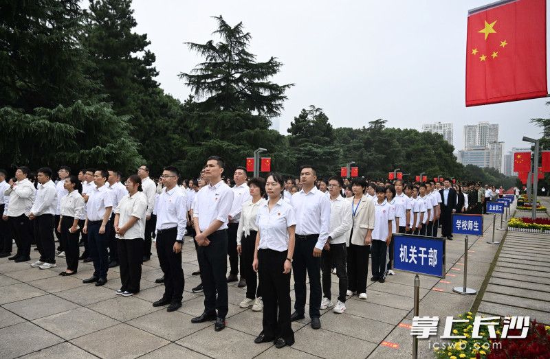 各界人士面向湖南烈士紀(jì)念塔，深情瞻仰,、敬獻(xiàn)鮮花,、鞠躬默哀。