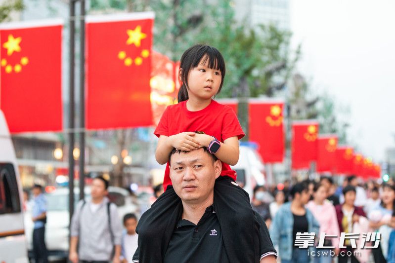 國慶長假，萌娃們在家長的陪同下逛街游玩,。均為長沙晚報全媒體記者 董陽 攝