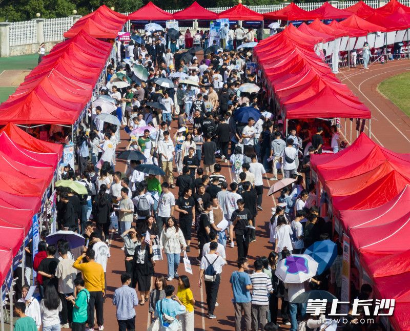 10月18日，“職引未來—2023年全國大中城市巡回招聘（長沙站）活動”在長沙學院舉行,。來自全國9個省市的150余家用人單位為高校畢業(yè)生提供將近4000余個崗位。均為長沙晚報全媒體記者 鄒麟 攝