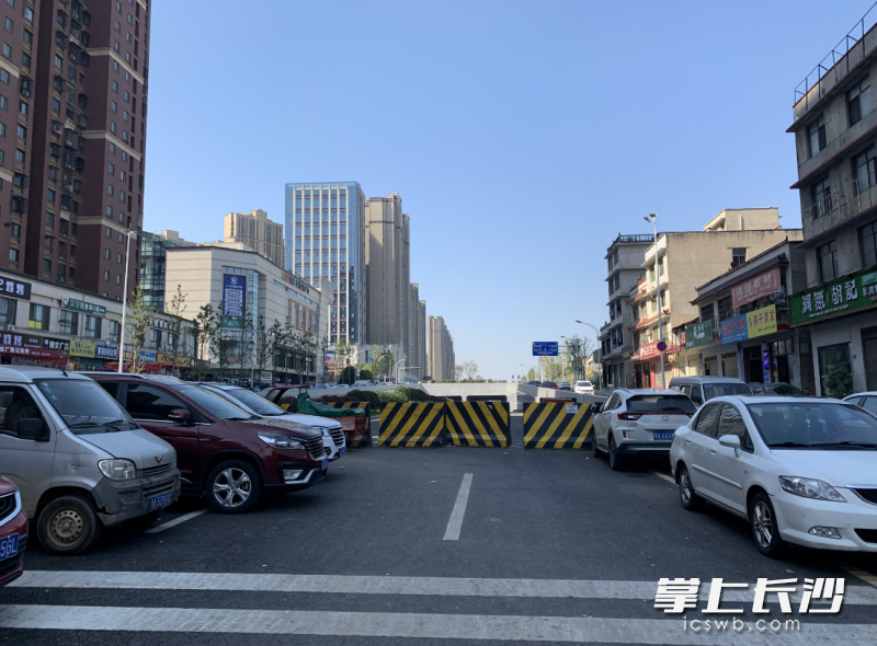 尚未交付使用的道路成了停車場(chǎng),。