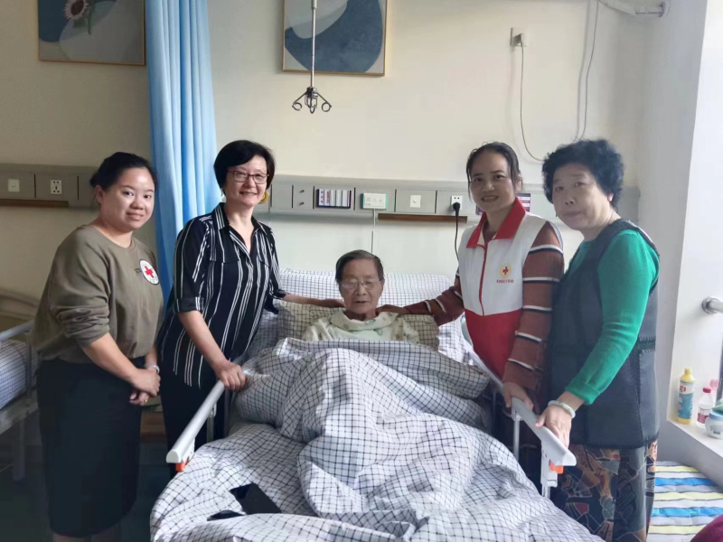 長沙市天心區(qū)紅十字志愿者劉玉芬等人看望鄧東濤老人。