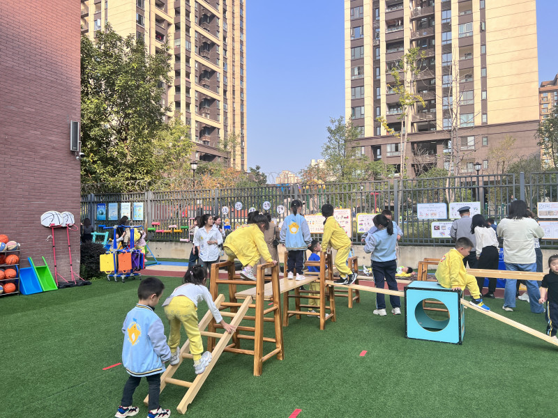 重慶市大渡口幼兒園的孩子們在開心地玩戶外游戲,。
