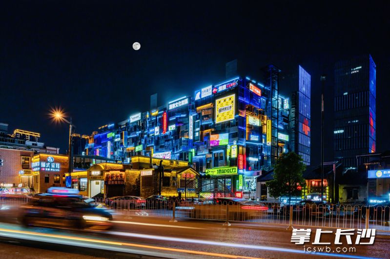 個(gè)性飛揚(yáng)的廣告標(biāo)識(shí)覆蓋整個(gè)標(biāo)星立場(chǎng)青創(chuàng)空間外立面,，夜色中賽博朋克風(fēng)撲面而來(lái)。均為長(zhǎng)沙晚報(bào)通訊員 彭夢(mèng)晨 供圖