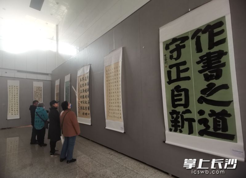 “作書之道,，守正自新”,，中國顏體書法研究會會長李鳳剛的參展作品醒目吸睛。