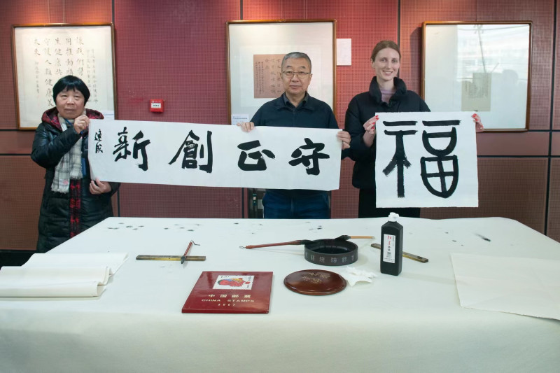 開幕式現(xiàn)場，太原書法家邱連成創(chuàng)作“守正創(chuàng)新”,，熱愛書法藝術(shù)的俄羅斯美女薩沙現(xiàn)場送“?！薄? rrw=