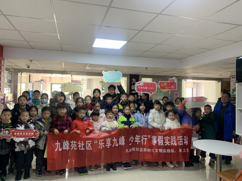 青少年合影留念,。
