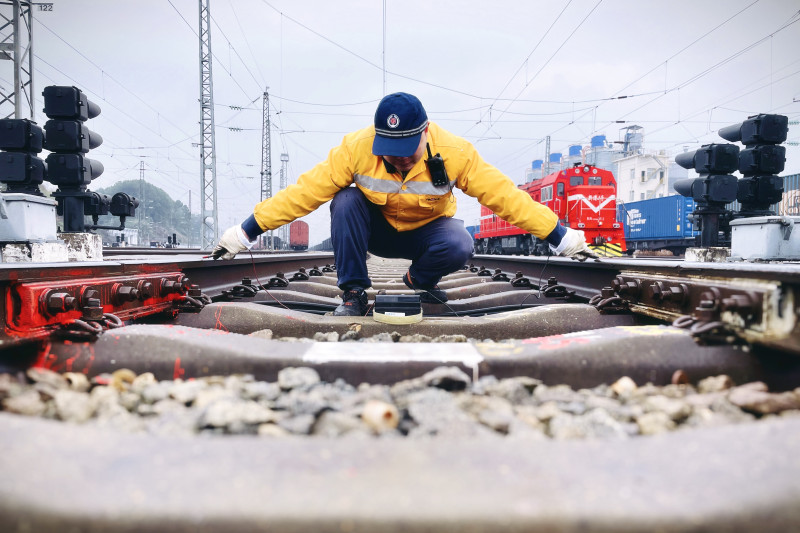 作業(yè)人員測(cè)試軌道電路軌面電壓,。